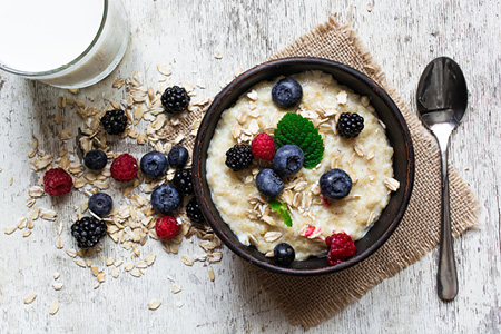 A bowl of porridge with berries
