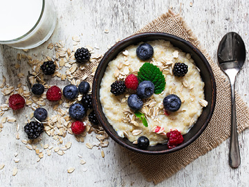 A bowl of porridge with berries